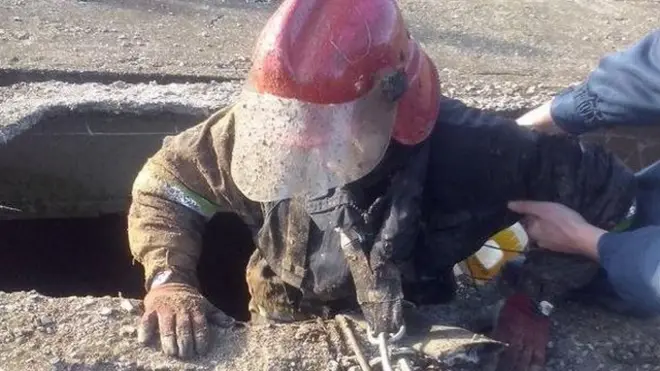 За допомогою рятувальної мотузки і страхувального пожежного ременя хлопчика підняли нагору