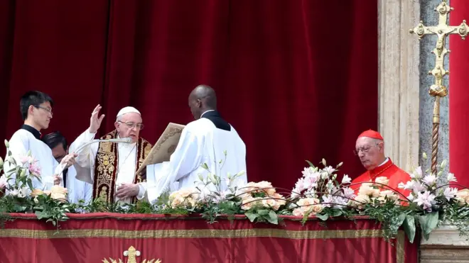 Paus Fransiskus mengatakan bom di Suriah sebagai 'serangan keji terbaru atas pengungsi yang menyelamatkan diri'.