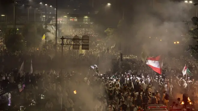 Gelombang kepergian para pengusaha untuk menghindari aksi demo 2 Desember, sebagai aksi lanjutan dari 4 November lalu, sudah terjadi sejak 23 November lalu.