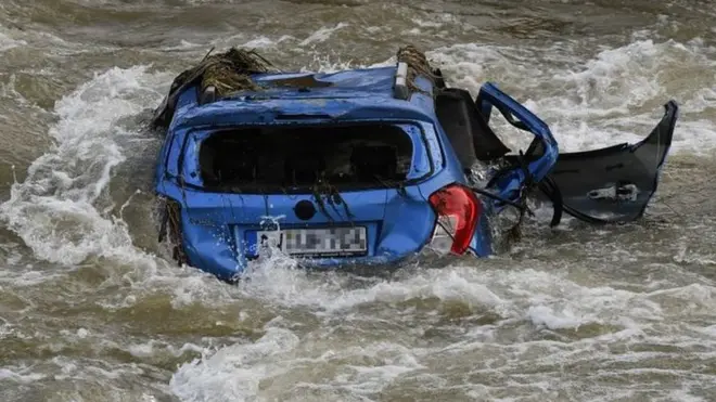 नदियों में पड़ीं क्षतिग्रस्त गाड़ियों को निकालना अब भी सबसे बड़ी चुनौती है.