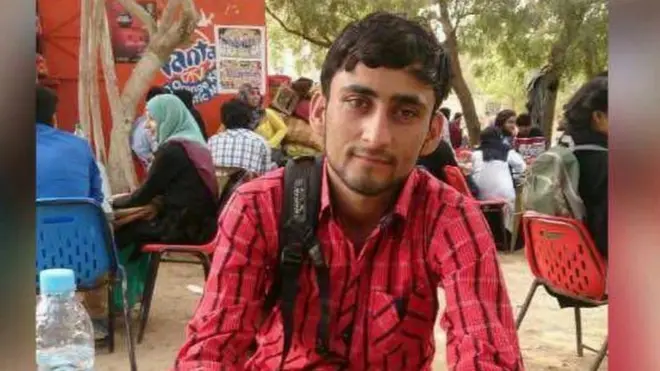 بہن کے مطابق صغیر دوستوں کے ہمراہ کینٹین میں کھانا کھانے بیٹھے تھے کہ کرولا اور موٹرسائیکلوں پہ لوگ آئے اور زبردستی لے گئے