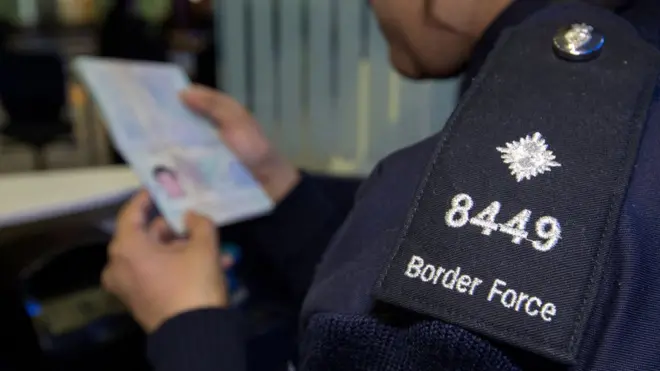 Офицер британской погранслужбы