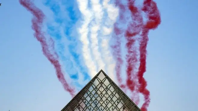 Самолеты над Лувром