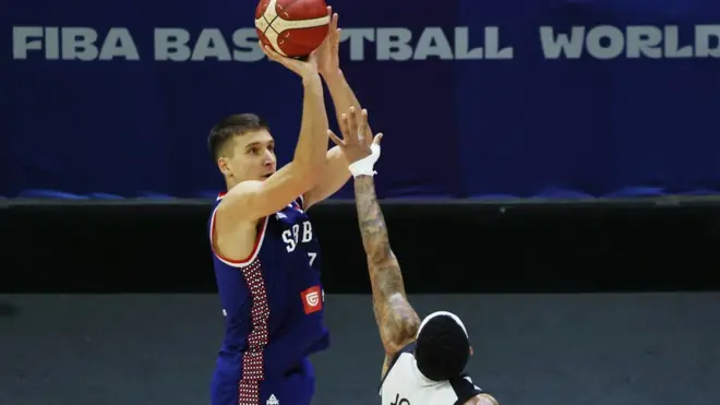 Bogdan Bogdanović postiže jednu od trojki