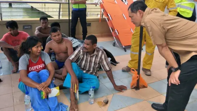 Tim Perlindungan WNI KJRI Johor Bahru berusaha memberikan pertolongan kepada penumpang selamat dan mengorek informasi.