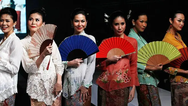 Sejumlah komunitas di Indonesia kembali berkebaya. Salah satu komunitas yang rutin menggalakkan gerakan kembali berkebaya adalah Komunitas Perempuan Berkebaya Indonesia.