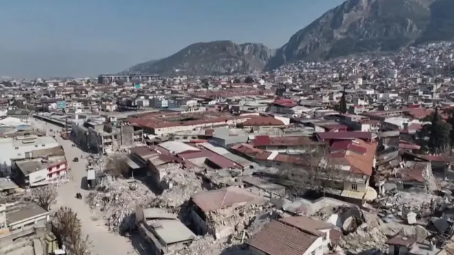 تُظهر مقاطع فيديو التقطت قبل وبعد الزلازل الذي ضرب تركيا، حجم الدمار في هاتاي، جنوبي البلاد. يوجد فارق زمني مدته 5 سنوات بين الصور.