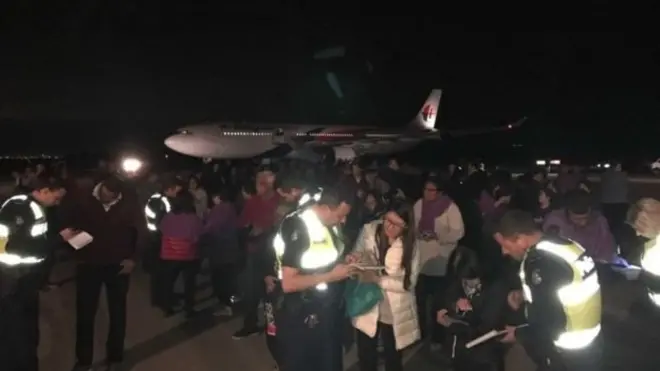 ผู้โดยสารและลูกเรือ 337 ชีวิต บนเที่ยวบิน MH128 ลงจากเครื่องบินหลังต้องบินกลับมายังสนามบินเมลเบิร์น