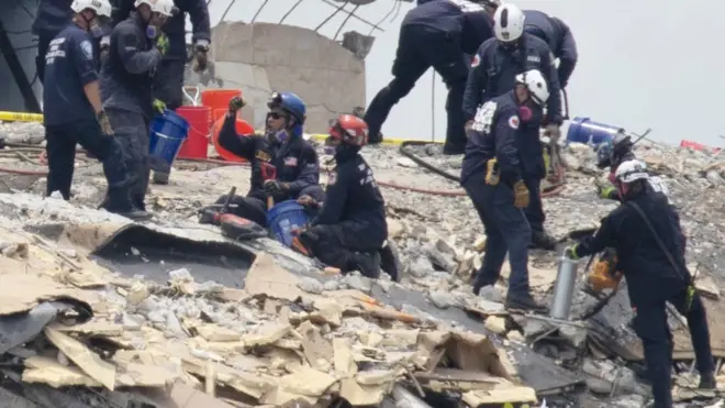 Un incendio bajo los escombros dificulta las labores de rescate.