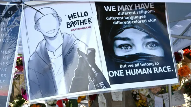 صورة لامرأة مسلمة كُتب عليها "إنسانية واحدة"