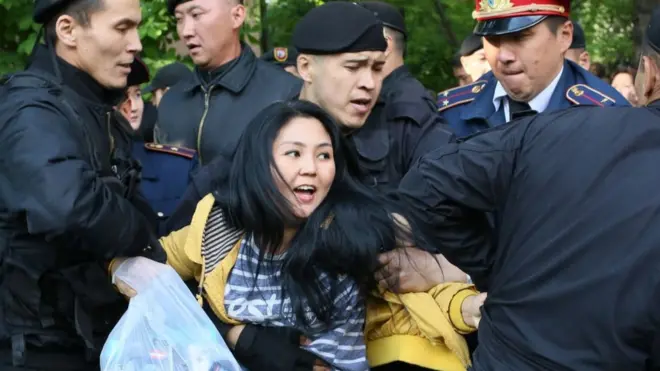 Казакстанда соңку айда нааразылык билдирип чыккан бир нече активист полиция тарабынан кармалды