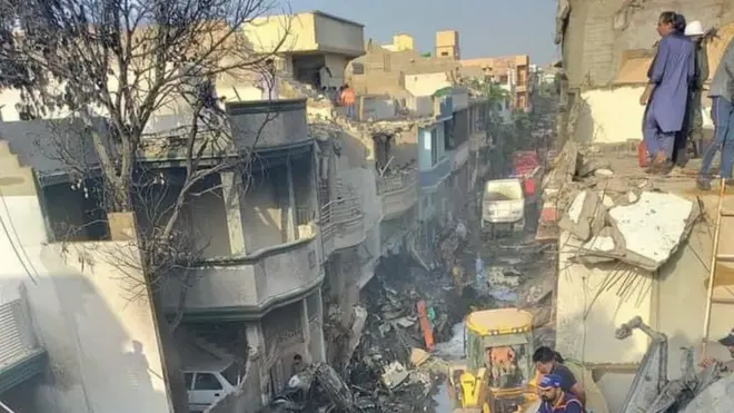 विमान हादसे के बाद का दृश्य