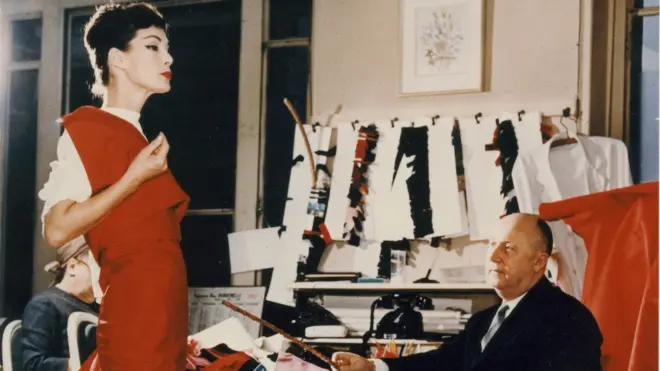Крістіан Діор у своїй майстерні з манекенницею Лакі, 1955 рік