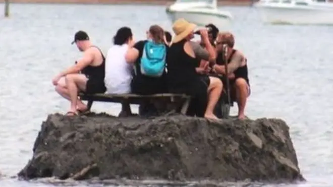 દારૂ પીનારા લોકોના કહેવા પ્રમાણે આ વિસ્તાર 'આંતરરાષ્ટ્રીય પાણી'માં હતો