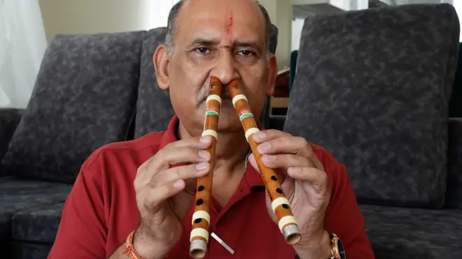 पेशाले केमिस्ट (रसायनशास्त्री) दीपकप्रसाद दाहाल नाकको प्वालबाट मुरली बजाउन पोख्त छन्। 'प्रतिभा भनेको अनौठो नै मान्छेले मन पराउँछ नि त!' उनी भन्छन्। एक भिडिओ।