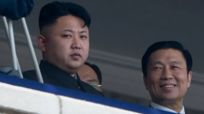 2013년 평양을 방문한 리위안차오 국가 부주석과 북한의 김정은이 위원장이 함께 앉아있다.