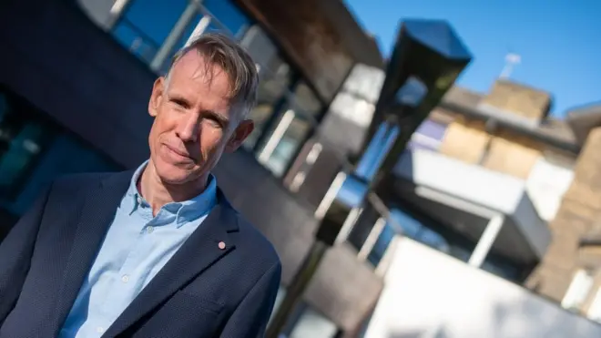 "Me pondría cualquiera de las vacunas", dice el epidemiólogo John Wright.