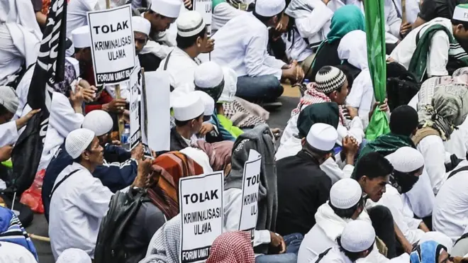 FUI menolak guberrnur petahana DKI Jakarta, Basuki Tjahaya Purnama, atau Ahok, dan kriminalisasi ulama.