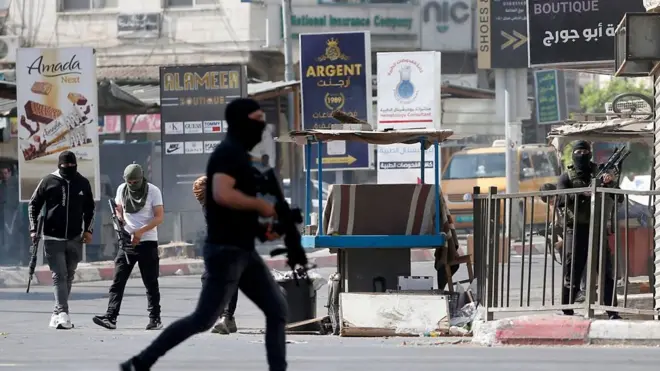 مسلحين فلسطينيين في مواجهة القوات الإسرائيلية في مخيم جنين