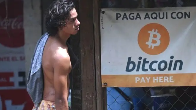 С 2001 года единственной валютой в стране является доллар США. Теперь биткоин принимать будут даже мелкие лавки