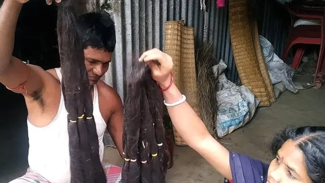 बालों के कारोबार में लगीं पुतुल बेरा और उनके पति