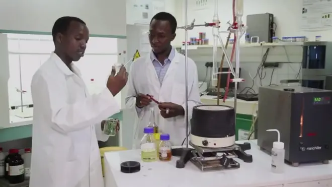 Gérard Niyondiko (à gauche) et Moctar Dembele (à droite) ont déjà collecté plus de 45 millions CFA pour mener à bien leur projet