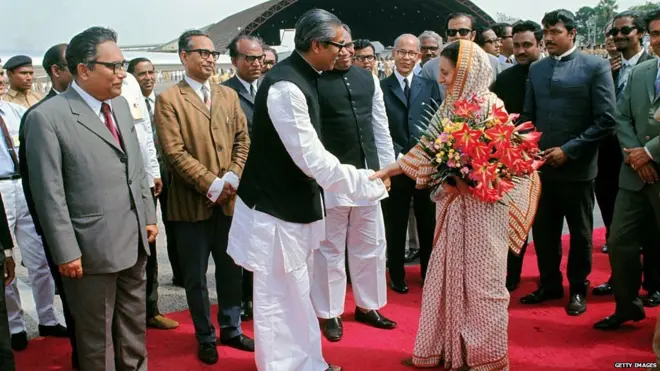 19 मार्च, 1972 तेजगांव हवाई अड्डे पर इंदिरा गांधी को विदा करते शेख़ मुजीब. भारत रवाना होने से पहले इंदिरा गांधी ने पत्रकारों से बातचीत में कहा था कि वो बंगाल के लोगों को शुभकामनाएं देती हैं (स्रोत: दैनिक इत्तिफ़ाक़, 20 मार्च 1972)