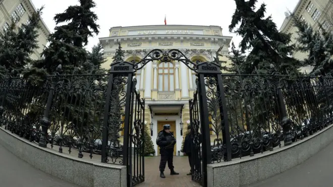 В понедельник утром Центробанк лишил лицензии сразу два банка