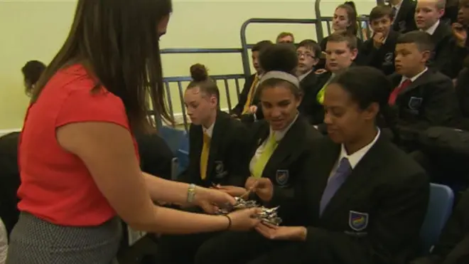 학교 측은 해외 강제결혼이 우려되는 학생들에게 숟가락을 속옷 안에 넣고 공항 검색대를 통과 하도록 권유했다