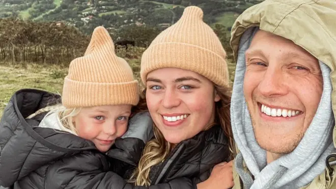 Meg, Josh y su hija Marlowe viven con la energía solar de su Mercedes Sprinter de 6,9 metros por 2 metros.