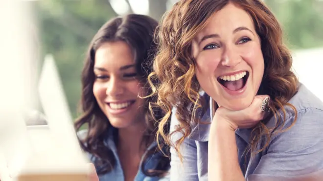 Две работницы смеются