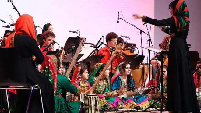 د دې ډلې نجونې له ۱۳ تر ۲۰ کلونو عمرونه لري.