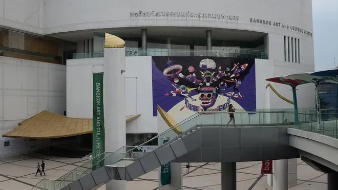 หอศิลปวัฒนธรรมแห่งกรุงเทพมหานคร ตั้งอยู่ท่ามกลางห้อมล้อมของห้างสรรพสินค้าชั้นนำใจกลางกรุงเทพฯ