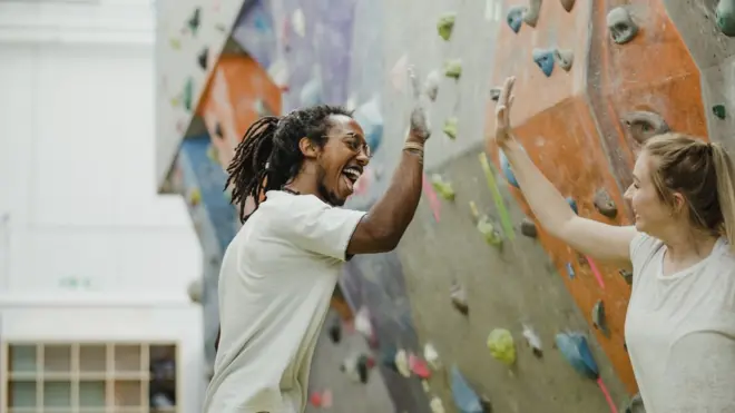 Membuat resolusi bersama orang lain dapat menjadi penyemangat untuk tetap fokus pada target.