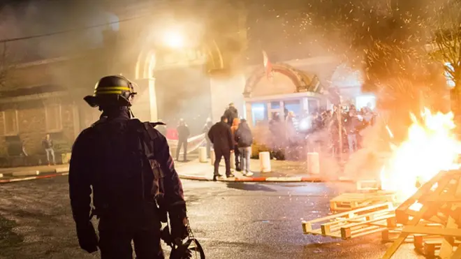 La colère des gardiens de prison ne faiblit pas. L'agression de deux surveillants, qui ont dû être conduits à l'hôpital, dans la prison de Longuenesse dans le Pas-de-Calais, près de Saint-Omer, pourrait encore envenimer la crise.