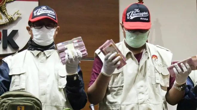 Ongkos mahal untuk terpilih menjadi pejabat atau anggota badan legislatif 'memaksa' seseorang untuk mencari dana secara ilegal.