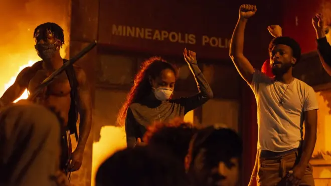 Las protestas continuaron por tercera noche consecutiva y algunos manifestantes prendieron fuego a una comisaria de policía.