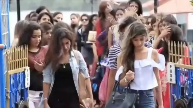 د مس ویټ قضیې کې محکمې ته ویل شوي و، چې د ویټ په ګډون یو شمېر کمپنیو سیالۍ کې د ګډون لپاره نجونو ته لیکلي پیغامونه لېږلي وو