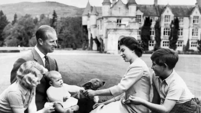 పిల్లలతో రాణి, ఆమె భర్త ప్రిన్స్ ఫిలిప్