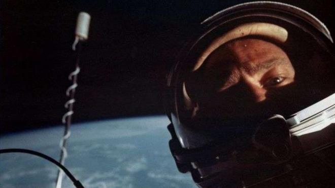 美国宇航员奥尔德林（Buzz Aldrin ）的太空自拍照（11/1966）