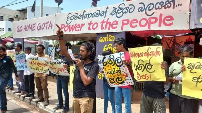 ජන අරගලය ; ''රනිල්ට ජනාධිපති ලෙස දවසක්වත් වැඩ කරන්න අපි දෙන්නේ නෑ.''