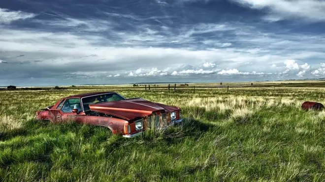 Заброшенный автомобиль в поле