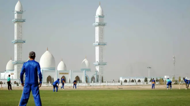 دا په کندهار کې لومړی، خو د افغانستان په کچه درېیم معیاري لوبغالی دی