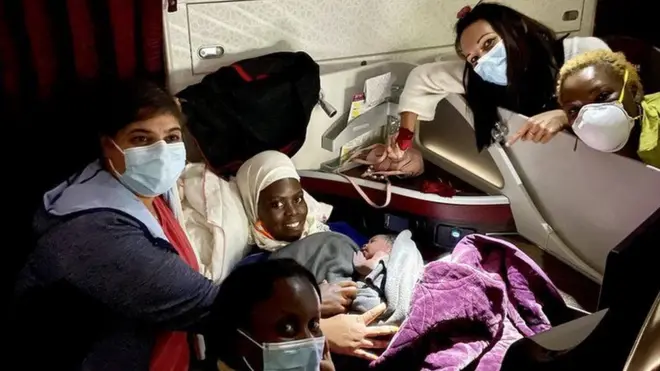 عائشة الخطيب أثناء ولادة سيدة على طائرة