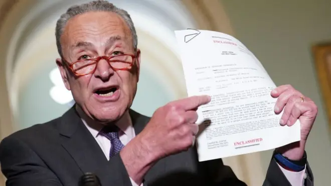 Лідер демократів у Сенаті Чак Шумер демонструє запис розмови Трампа та Зеленського. Демократи тепер ще більше наполягають на імпічменті