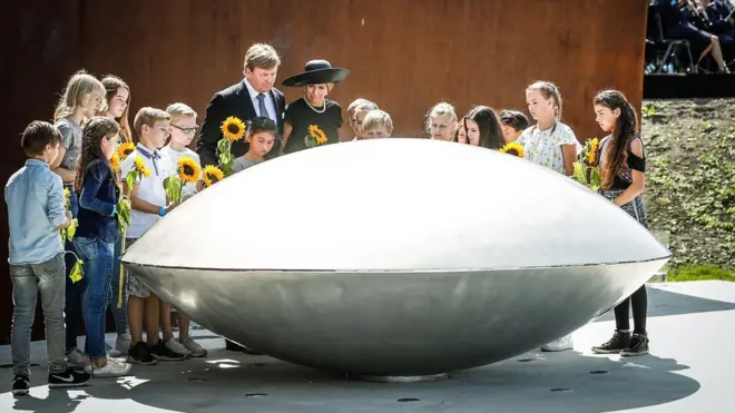 Raja Willem-Alexander dan Ratu Maxima menghadiri peresmian taman bagi keluarga korban MH17.