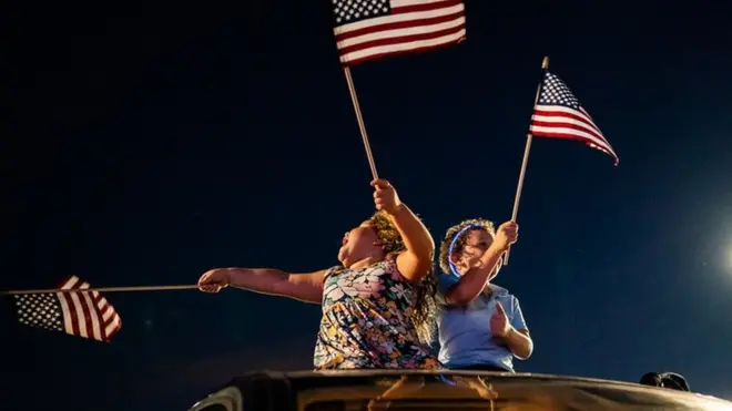 特拉华州一场保持社交距离的竞选集会上的儿童。