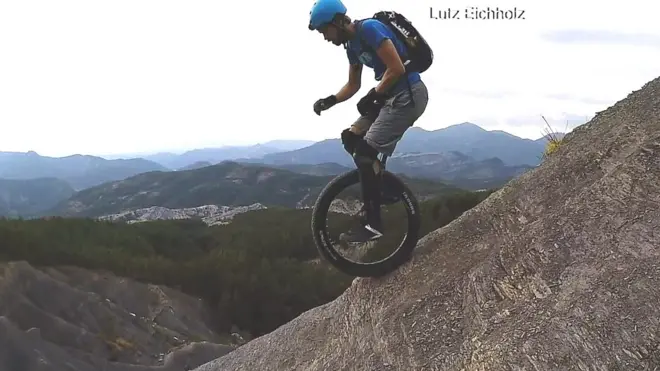 على دراجة أحادية في أشد الأماكن خطورة