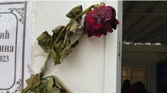 Cveće i plakati okačeni su na ulazu u seosku prodavnicu, prekoputa škole u Duboni, u čijem je dvorištu nastradalo nekoliko ljudi