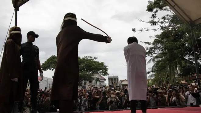 Wanaume waliofanya mapenzi wachapwa vikobo 85 Indonesia